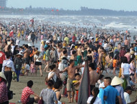 [ẢNH] Đông nghẹt du khách chen chân tắm biển tại Sầm Sơn và Hạ Long dịp nghỉ lễ