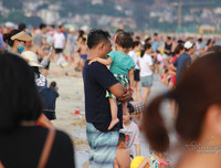 [ẢNH] Đông nghẹt du khách chen chân tắm biển tại Sầm Sơn và Hạ Long dịp nghỉ lễ