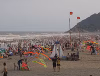 [ẢNH] Đông nghẹt du khách chen chân tắm biển tại Sầm Sơn và Hạ Long dịp nghỉ lễ