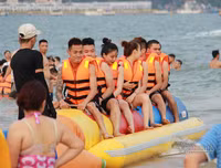 [ẢNH] Đông nghẹt du khách chen chân tắm biển tại Sầm Sơn và Hạ Long dịp nghỉ lễ