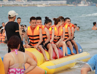 [ẢNH] Đông nghẹt du khách chen chân tắm biển tại Sầm Sơn và Hạ Long dịp nghỉ lễ