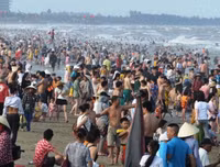 [ẢNH] Đông nghẹt du khách chen chân tắm biển tại Sầm Sơn và Hạ Long dịp nghỉ lễ