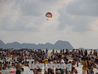 [ẢNH] Đông nghẹt du khách chen chân tắm biển tại Sầm Sơn và Hạ Long dịp nghỉ lễ