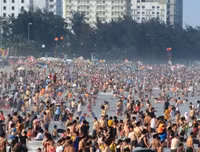 [ẢNH] Đông nghẹt du khách chen chân tắm biển tại Sầm Sơn và Hạ Long dịp nghỉ lễ