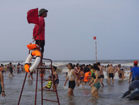 [ẢNH] Đông nghẹt du khách chen chân tắm biển tại Sầm Sơn và Hạ Long dịp nghỉ lễ