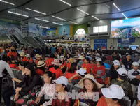 [ẢNH] Đông nghẹt du khách chen chân tắm biển tại Sầm Sơn và Hạ Long dịp nghỉ lễ