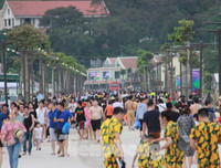 [ẢNH] Đông nghẹt du khách chen chân tắm biển tại Sầm Sơn và Hạ Long dịp nghỉ lễ