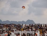 [ẢNH] Đông nghẹt du khách chen chân tắm biển tại Sầm Sơn và Hạ Long dịp nghỉ lễ