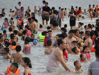 [ẢNH] Đông nghẹt du khách chen chân tắm biển tại Sầm Sơn và Hạ Long dịp nghỉ lễ