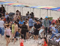 [ẢNH] Đông nghẹt du khách chen chân tắm biển tại Sầm Sơn và Hạ Long dịp nghỉ lễ