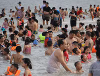 [ẢNH] Đông nghẹt du khách chen chân tắm biển tại Sầm Sơn và Hạ Long dịp nghỉ lễ