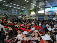 [ẢNH] Đông nghẹt du khách chen chân tắm biển tại Sầm Sơn và Hạ Long dịp nghỉ lễ