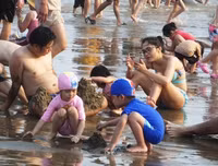 [ẢNH] Đông nghẹt du khách chen chân tắm biển tại Sầm Sơn và Hạ Long dịp nghỉ lễ