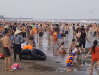 [ẢNH] Đông nghẹt du khách chen chân tắm biển tại Sầm Sơn và Hạ Long dịp nghỉ lễ