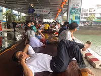 [ẢNH] Đông nghẹt du khách chen chân tắm biển tại Sầm Sơn và Hạ Long dịp nghỉ lễ