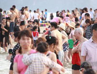 [ẢNH] Đông nghẹt du khách chen chân tắm biển tại Sầm Sơn và Hạ Long dịp nghỉ lễ