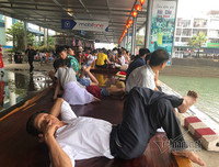 [ẢNH] Đông nghẹt du khách chen chân tắm biển tại Sầm Sơn và Hạ Long dịp nghỉ lễ