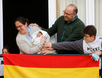 [ẢNH] Khoảng khắc sự sống mới chào đời giữa 