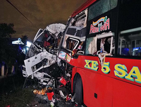 Hiện trường vụ tai nạn nghiêm trọng giữa xe khách và xe tải ở Bình Thuận