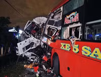 Hiện trường vụ tai nạn nghiêm trọng giữa xe khách và xe tải ở Bình Thuận