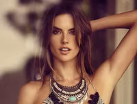 [ẢNH] Chiêm ngưỡng nhan sắc nóng bỏng siêu mẫu U40 Alessandra Ambrosio