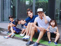 [ẢNH] Những cặp vợ chồng chênh lệch hàng chục tuổi của showbiz Việt nhưng vẫn hạnh phúc bền lâu