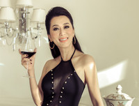 [ẢNH] Vẻ gợi cảm, quyến rũ khó tin của MC Nguyễn Cao Kỳ Duyên ở tuổi 55