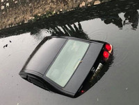 [ẢNH] Cách thoát chết trong gang tấc khi ô tô lao xuống nước