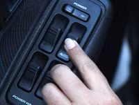 [ẢNH] Cách thoát chết trong gang tấc khi ô tô lao xuống nước