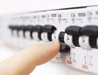 [ẢNH] Các cách dập lửa do chập điện, dập cháy do xăng không phải ai cũng biết