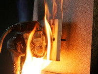 [ẢNH] Các cách dập lửa do chập điện, dập cháy do xăng không phải ai cũng biết