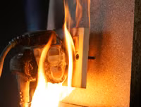 [ẢNH] Các cách dập lửa do chập điện, dập cháy do xăng không phải ai cũng biết