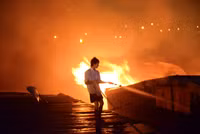 [ẢNH] Các cách dập lửa do chập điện, dập cháy do xăng không phải ai cũng biết