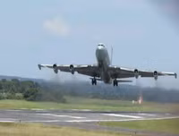 Hình ảnh thương tâm của vụ rơi máy bay Boeing 707 tại Iran