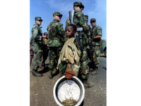 [ẢNH] Tưởng niệm 25 năm nạn diệt chủng Rwanda: Những khuôn hình gây ám ảnh