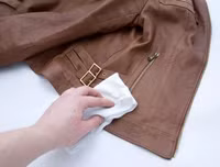 Những cách đơn giản vệ sinh và bảo quản áo da hiệu quả tại nhà