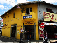 [ẢNH] Cận cảnh khu trung tâm Hòa Bình sắp bị phá bỏ của Đà Lạt xưa và nay