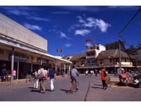 [ẢNH] Cận cảnh khu trung tâm Hòa Bình sắp bị phá bỏ của Đà Lạt xưa và nay