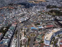 [ẢNH] Cận cảnh khu trung tâm Hòa Bình sắp bị phá bỏ của Đà Lạt xưa và nay