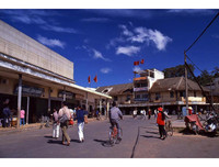 [ẢNH] Cận cảnh khu trung tâm Hòa Bình sắp bị phá bỏ của Đà Lạt xưa và nay