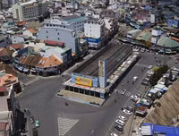 [ẢNH] Cận cảnh khu trung tâm Hòa Bình sắp bị phá bỏ của Đà Lạt xưa và nay