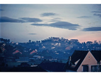 [ẢNH] Cận cảnh khu trung tâm Hòa Bình sắp bị phá bỏ của Đà Lạt xưa và nay