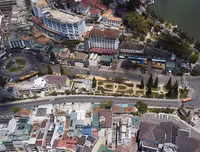 [ẢNH] Cận cảnh khu trung tâm Hòa Bình sắp bị phá bỏ của Đà Lạt xưa và nay