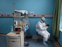 [ẢNH] Khoảng khắc sự sống mới chào đời giữa 