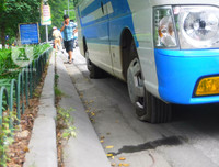 [Ảnh] Chiếc xe khách mắc kẹt trên cầu vượt Thái Hà khiến nghìn người chôn chân