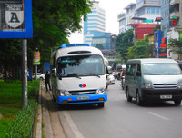 [Ảnh] Chiếc xe khách mắc kẹt trên cầu vượt Thái Hà khiến nghìn người chôn chân