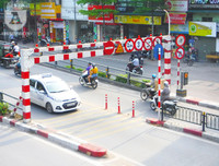 [Ảnh] Chiếc xe khách mắc kẹt trên cầu vượt Thái Hà khiến nghìn người chôn chân