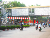 [Ảnh] Chiếc xe khách mắc kẹt trên cầu vượt Thái Hà khiến nghìn người chôn chân