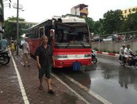 [Ảnh] Chiếc xe khách mắc kẹt trên cầu vượt Thái Hà khiến nghìn người chôn chân