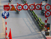 [Ảnh] Chiếc xe khách mắc kẹt trên cầu vượt Thái Hà khiến nghìn người chôn chân